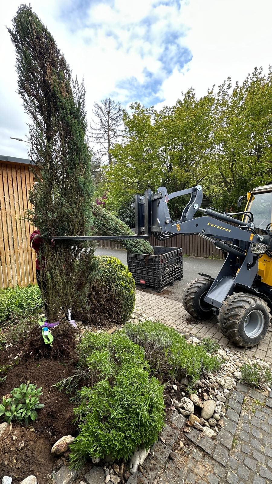 Büsche entfernen mit dem Bagger