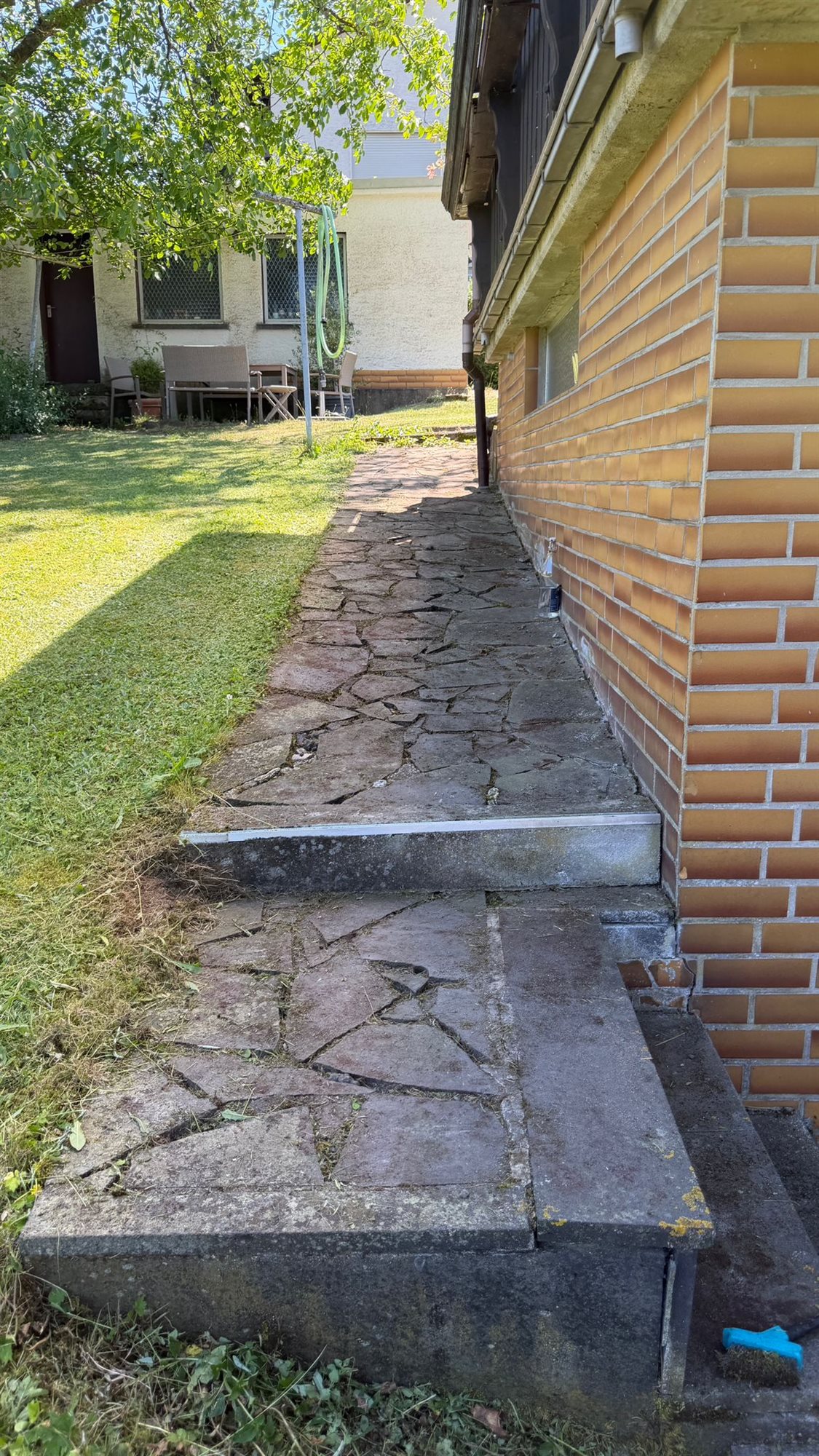 Sauber freigemachter Grundstücksstreifen